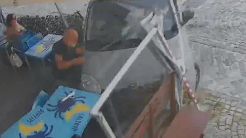 "Barista vaccinato". E prova a investirlo nel dehor del locale