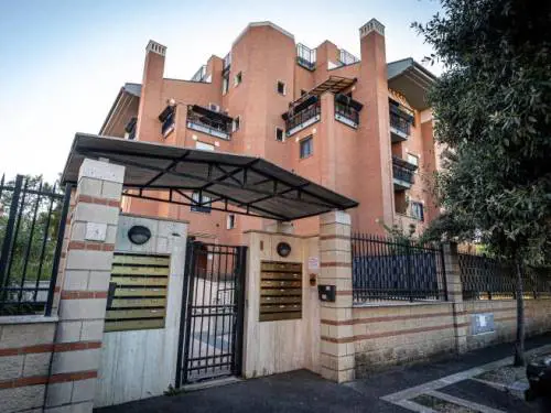 Spara al ladro ma è il padrone di casa: agente indagato