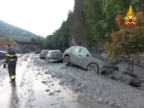 Case e strade ricoperte di fango: le immagini del fiume di fango a Bardonecchia