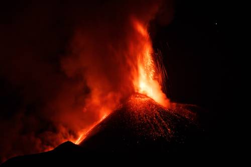 Chiuso l'aeroporto di Catania: le spettacolari immagini dell'Etna in eruzione