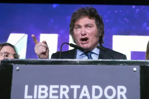 L’Argentina vira a destra: il liberista Milei trionfa alle primarie presidenziali
