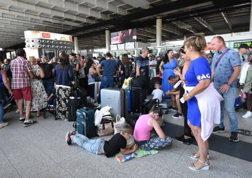 Ferragosto da incubo a Catania: aeroporto chiuso fino alle 20 per l'eruzione dell'Etna