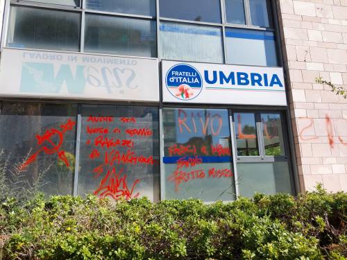La sede di FdI Perugia vandalizzata nei giorni scorsi
