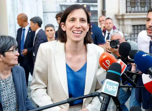 L'estate militante della Schlein che milita contro se stessa