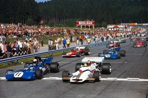 Jackie Stewart festeggia il mondiale sotto il sole di Ferragosto 