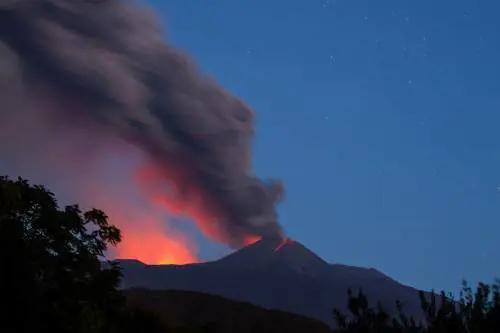 L'Etna si sveglia. Aeroporto chiuso e stop ai ciclomotori