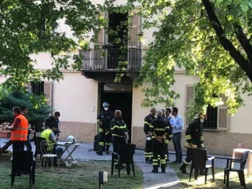 Incendio nella struttura per anziani e disabili. Soffocata una donna, due gravi in ospedale