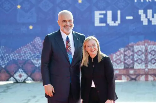 E qualche giorno di vacanza in Albania scatena il gossip su barche e incontri