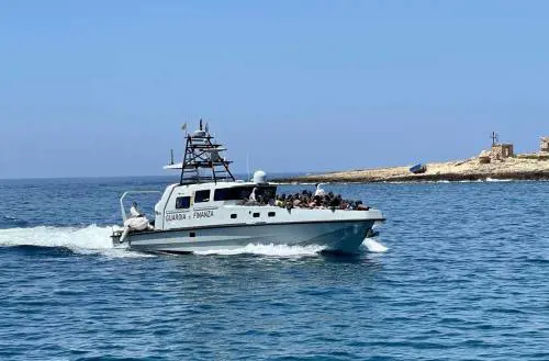 "Qui si paga il doppio...". Ecco i viaggi di lusso che portano gli immigrati più ricchi in Italia