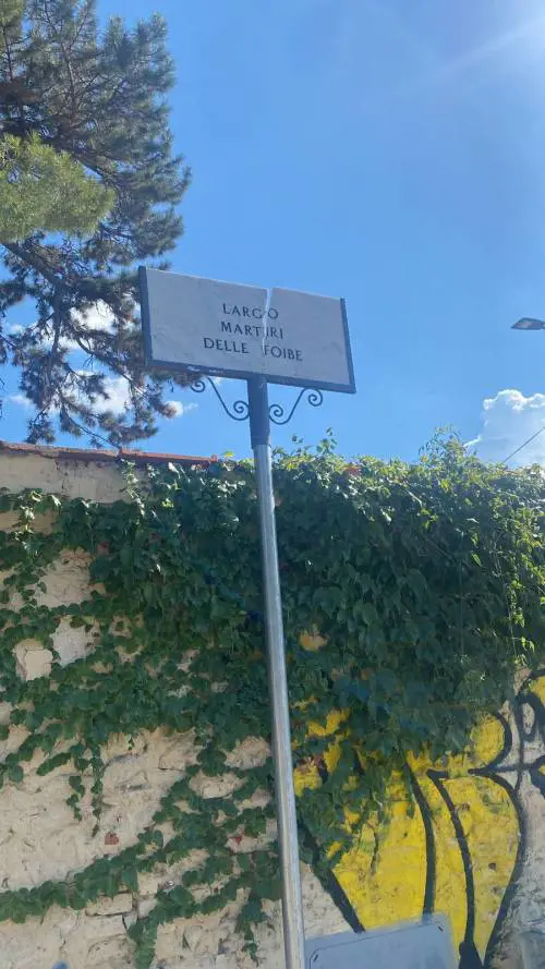 La targa vandalizzata di nuovo nelle scorse ore