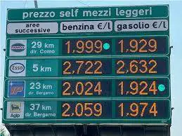 Dalla benzina a 2,70 sulla A8 ai 60 euro per due caffe: gli scontrini choc dell'estate 2023