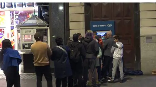 "La banca regala denaro". Il passaparola e le file chilometriche: caos in Irlanda