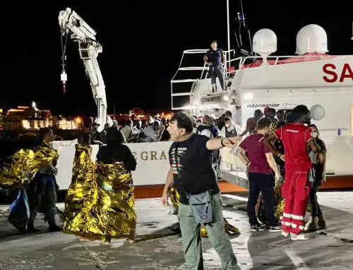 Migranti col trucco: "Si fingono minori per avere vantaggi e restare qui anni"