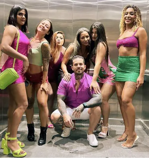 Influencer sposa nove donne: "Ho un calendario per accontentarle...". E ora vuole la decima