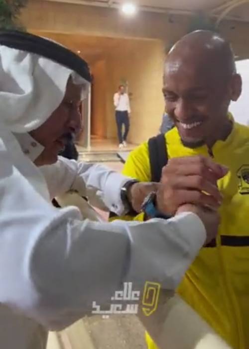 Arabia Saudita, Fabinho riceve un Rolex in regalo da un tifoso (e lo fa cadere)
