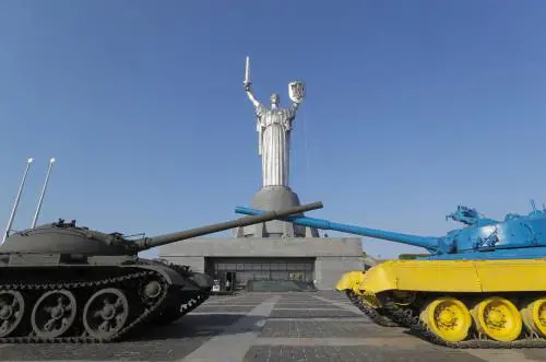 "Kiev nella Nato in cambio dei territori occupati". Esplode la polemica