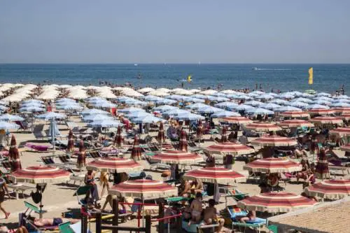 Riccione, si spoglia davanti ai bimbi in spiaggia. Rischia il linciaggio delle mamme  