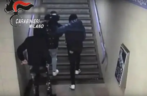A Milano 16enne pestato a sangue da due coetanei: volevano rubargli il telefono