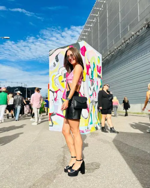 Party, divertimento e abiti sexy: la nuova vita della dem Sanna Marin