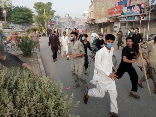 Chiese date alle fiamme e assalti. Attacco ai cristiani in Pakistan