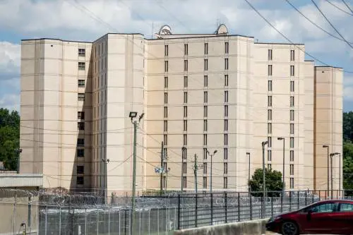 Droghe, omicidi, incendi: il carcere degli orrori dove rischia di finire Trump