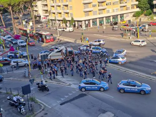 "Come Tarzan", prende a sassate le auto e fugge: maxi inseguimento a Roma