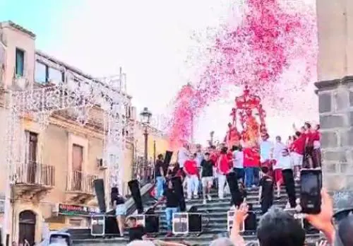 Tragedia alla festa del Patrono, spara-coriandoli precipita sulla folla: un morto