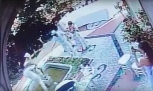 Statua distrutta a Villa Alceo, i vandali se la prendono con il proprietario: la recensione negativa su Airbnb