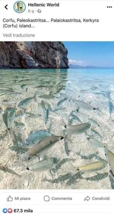 "Venite a Corfù". Ma la foto (rubata) è di una spiaggia sarda
