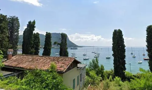 Lago di Garda, 20enne si tuffa per salvare il fratellino di 14 anni e muore annegata