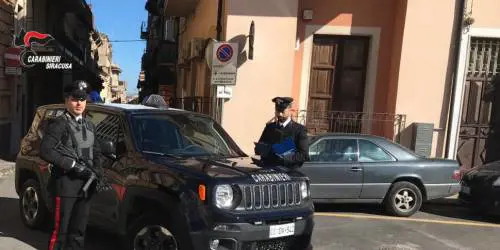 Litiga con il marito e si lancia dal balcone con le figliolette di 6 mesi