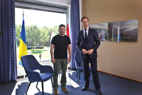 Zelensky vuole i caccia. "Danimarca e Paesi Bassi daranno gli F-16"