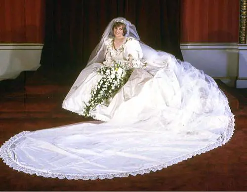 Lady Diana, la sua vita in cinque oggetti iconici