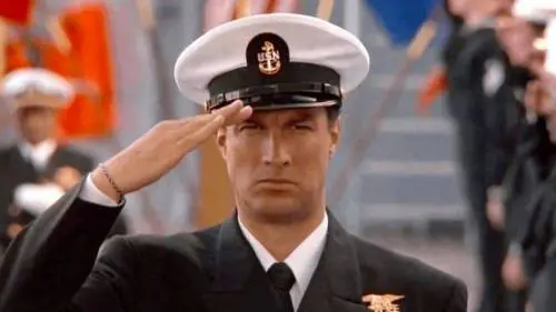 Trappola in alto mare, ecco perché Steven Seagal è stato costretto a tagliarsi i capelli