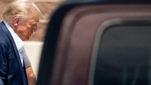 Trump prepara l'arresto show (ma è in arrivo un'altra tegola)