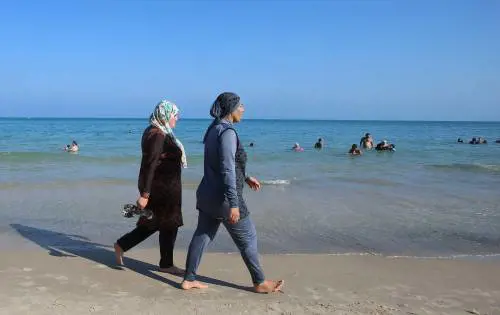 Manifestiamo in bikini per dire no al burkini
