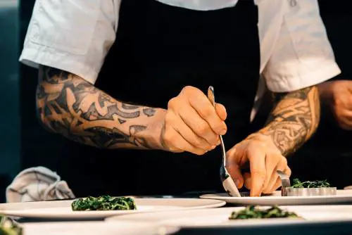 Da finto chef a cameriere: così lo stalker seriale tormentava le vittime