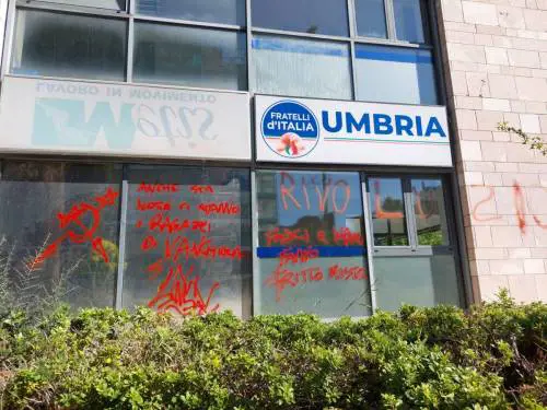 La sede di FdI vandalizzata a Perugia