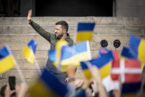 Zelensky festeggia l'Indipendenza: "La nostra bandiera piantata in Crimea"