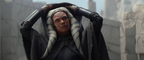 Rosario Dawson è Ahsoka nella nuova serie di Star Wars. E la "galassia lontana" si fa (ancora) più dark 