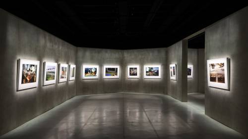 Guy Bourdin a Milano, la mostra agli Armani/Silos. Tra storytelling e fotografia