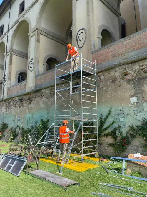 Le operazioni di ripulitura dei pilastri del Corridoio Vasariano