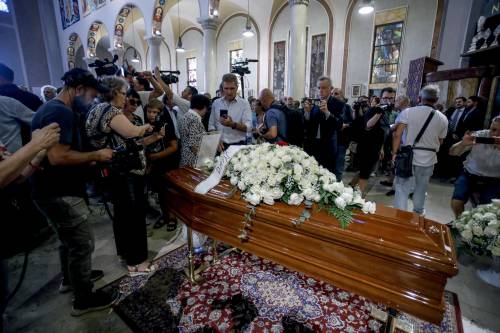 Funerali di Toto Cutugno a Milano: basilica gremita, i fan cantano "L'italiano"