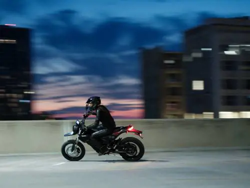 Zero Fxe, la moto elettrica che non ti aspetti (e che si guida con la patente B)