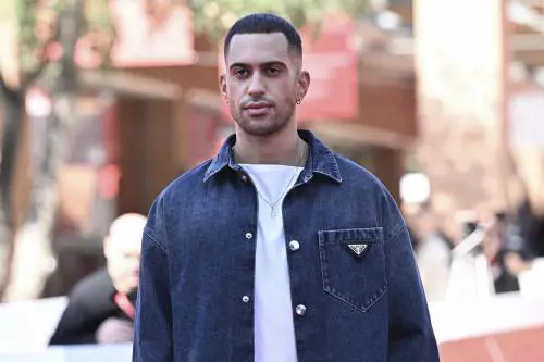 "Se non mi vuole cambi cognome". Le dure parole del padre di Mahmood