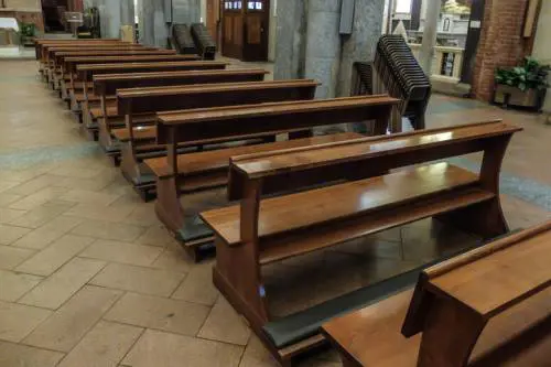 Asta e nastro adesivo: ecco come lo straniero rubava in chiesa