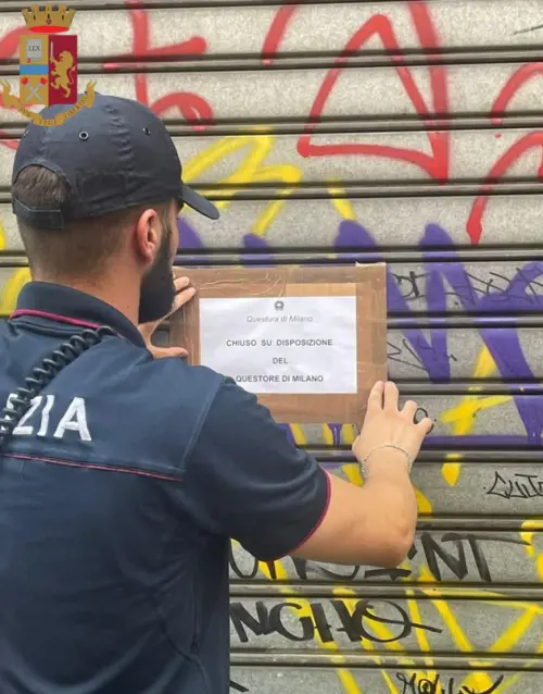 Spari e derapate per festeggiare un matrimonio: la follia al minimarket a Milano