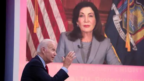 Cortocircuito dem a New York, la governatrice attacca Biden sui migranti: "Colpa del governo"