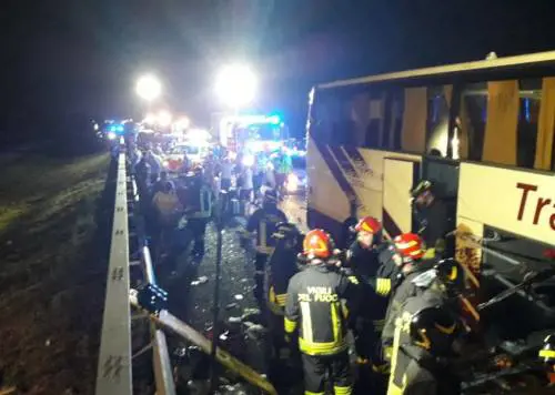Incidente sulla A4, violento scontro tra pullman e tir