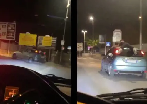 Aggrappati al tetto di un'auto in corsa, l'ultima follia dei giovani per un like